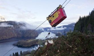 Taubane må til for å hente ut tømmeret i de bratte liene ved Dalsfjorden i Sogn og Fjordane.