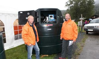 Den største versjonen av Vera Tanks stasjonære DTD-serie rommer 5000 liter drivstoff. DTD-tankene er laget i slagfast dobbeltvegget plast. Hans Christian Trollås (t.v.) og Peter Aanes har tro på at denne vil slå an i markedet.