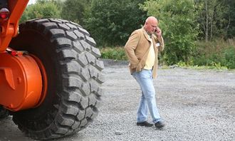 En alltid opptatt Albert Hæhre, fotografert i vanlig positur, har sagt ja til mer arbeid på Fellesprosjektet og har bestilt 8 nye Doosan-dumpere.