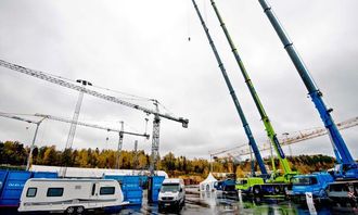 MANGE VARIANTER: Ute på plassen var det stilt ut byggekraner og mobilkraner i de fleste størrelser.