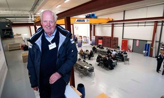 NYTT VERKSTED: Seniorkonsulent og prosjektleder flytteprosess, Tor Gunnar Stabæk, oppe på balkongen over det nye Kranor-verkstedet på Slemmestad.