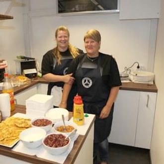 Marianne Tunheim (t.v.) og Marian Hagrim sørger for mat og drikke på BOS område på Transportmessa 2013.