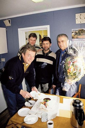 Pay & Brinck overrakte blomster og bløtekake i anledning kjøpet av fire CAT-maskiner. Fra venstre: salgssjef Paul Moi, Pay & Brinck, bergingeniør Knut Petter Netland, NorStone, driftsleder Tore Dale, NorStone og salgsingeniør Toralv Mjelde, Pay & Brinck.