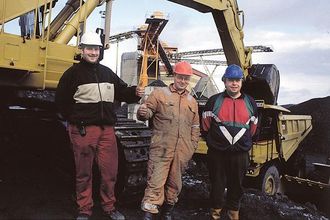 Maskinførerne er så langt fornøyd med maskinene. Fra venstre nestleder og driftsassistent, Roald Håpoldsøy, Torbjørn Halvorsen og Asbjørn Oksnes.