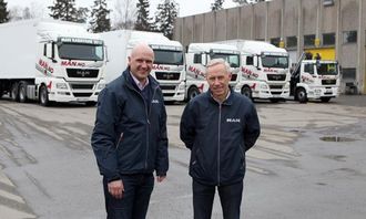 Markeds- og kommunikasjonsdirektør Pål Bergstad (t.v.)og produktsjef Arne Tvenge sender åtte MAN-biler ut på veien for å møte folket.
