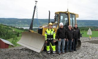 Godt samarbeid mellom leverandør og kunde resulterte i at denne pent brukte Cat D4G-dozeren kom til Norge. Fra venstre maskinfører Espen Granberg og Ståle Øvergård, begge i entreprenørfirmaet Rune Øvergård AS, deretter maskinselger Sven Erik Sønstehagen og produktsjef Stig Tore Sørum i Pon Equipment.