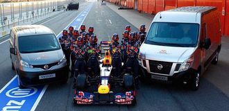 Nissan har fått kontrakten med leveranse av servicekjøretøy for det suksessrike RedBull F1-teamet.