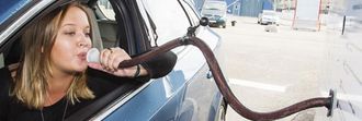 Det er blåsestasjoner/bommer i riktig høyde for alle kjøretøytyper. Det er bare å blåse inn i slangen, så går enten bommen opp eller det blir en prat med politiet.