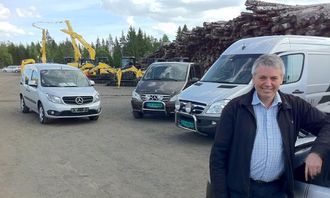 Salgssjef Ivar Gotaas, Bertel O. Steen Romerike AS (Jessheim) med et knippe av de utstilte varebilene.