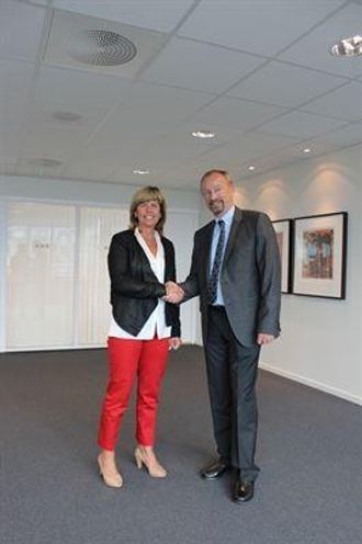 Ellen Raaholt og Peter Gjørup etter signeringen.