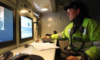 Skanneroperatør Stian Grinden i arbeid inne i skannelastebilen. Volvo-en styres fra dette kontrollrommet under skanningen.
