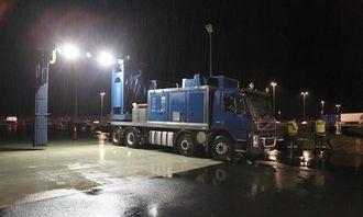 Bilen kjøres forover og bakover fra kontrollrommet under skanningen. Kjøretøyet som blir skannet står parkert under «bøylen», og sjåføren er gått ut for å unngå strålingen.