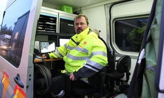 Kontrolleder Geir Thomas Finstad har full kontroll på hva som skjer på plassen fra en «kontorbil».