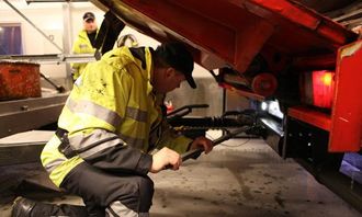 Kontrollør Mareno Skogheim tvinger på bremsene på tilhengeren. Den hadde null bremseeffekt.