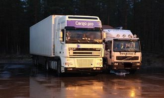 I «skammekroken»: En latvisk trekkbil uten løyve og en svensk bil med tilhenger uten bremseeffekt.