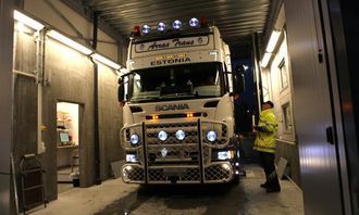 Denne estlandske Scania-en hadde feil farge på en del lys i front og dårlig utsyn fra førerplassen på grunn av diverse gjenstander som var plassert på dashbordet og på frontruta. Kontrollør Uno Rogneby forteller sjåføren på engelsk hva som må til for at han skal få kjøre videre.
