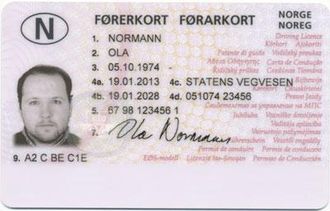Nytt på det nye førerkortet er tekst på både norsk og nynorsk, at utløpsdatoen står på forsiden og at det er gjort plass til maskinlesbar tekst nederst.