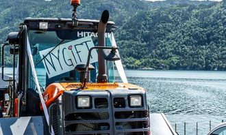 Med denne «doningen» - en Hitachi ZW 150 PL hjullaster- skulle det ikke være fare for at paret skulle kjøre seg fast på veien fra kirken til bryllupsfesten.