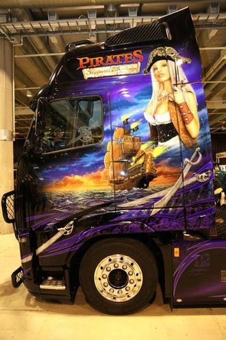 Pirates - Stagnetti's Revenge fikk pris for beste lakk under Scandinavian Truck Trophy 2012. Det er Kjetil Bjørnbakk fra Arendal som eier trekkvogna.