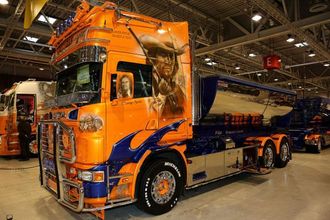 Svenske Denny Syren sin Scania R470 fra 2002. Den er døpt «Macahan Truck», og har motiver fra tv-serien der Macahan figurerte.