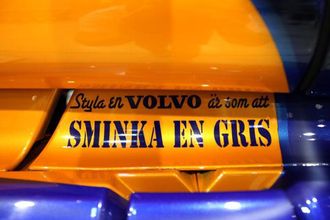 Den vanlige rivaliseringen mellom Scania- og Volvo-sjåfører kommer til syne på Denny sin lastebil.
