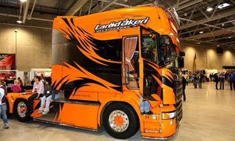 Lasse Hansen tok tredjeplass i Mesterklassen under Scandinavian Truck Show 2012 med denne. En Scania R500 Longline med navnet tilnavnet«Hilton».
