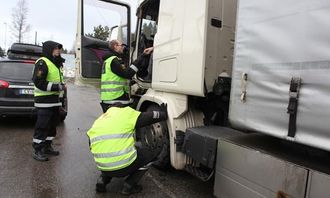 Her sjekker kontrollør Trond Høivangli dekk mens tollinspektører sjekker papirer og diesel.