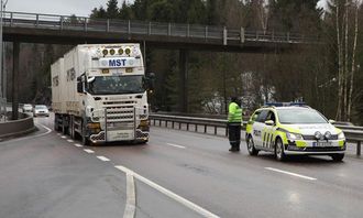 Biler ble kontrollert både i nordgående og sørgående kjørefelt på E18, men mange ble vinket videre.