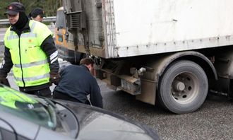 Denne sjåføren måtte vaske baklysene før transporten kunne fortsette.