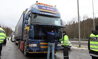 Denne danske trekkbilen gikk og kokte og måtte få påfyll av sjåføren.