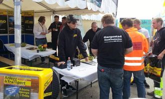 Hektisk på stand: AT.no sin stand blir til tider nedrent av ivrige besøkende.