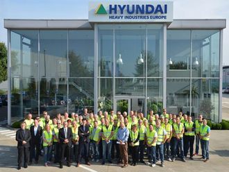 MEF-gjengen foran hovedinngangen på Hyundais Europa-hovedkontor.