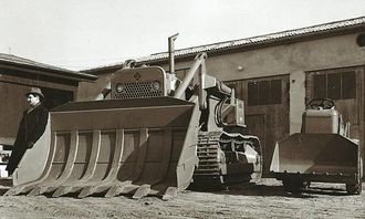 Engang landets største: I 1955 leverte Hesselberg landets største beltelaster til Konrad Hesleskaug i Askim. Beltelasteren, eller shovelen som veteranentreprenørene sier, har fått selskap av den minste Allis-Chalmers-lasteren, TL6.