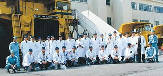 Hos Komatsu i Japan er det tradisjon at besøkende blir utstyrt med hvite frakker når de er på besøk. Delegasjonen ble fotografert i 1992. Skal vi gjette på at bildet ble tatt foran dumptrucken som senere gikk til Titania?