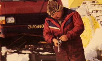 Ingen beveger seg i ødemarken på Svalbard uten våpen. Karene som kjører sledetransport mellom Longyearbyen og Svea om vinteren sitter alene i dozeren i opptil 13 timer. Våpenet er alltid med.