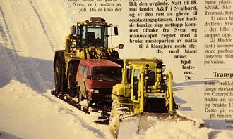 Enkelte tøffe hindringer må dozeren gjennom på veien, eller mer nøyaktig, i ødemarken. Her har den nettopp passert en tøff bakke og er på vei nedover i lettere terreng.