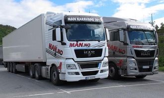 Forskjellen på MAN TGX i Euro 5 (t.v.) og Euro 6-utførelse ses best med ny grill og ny støtfanger som gir mer kjøleluft inn til Euro 6-maskineriet.