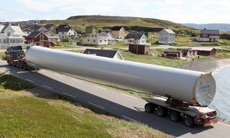 Lange og tunge transporter er blitt et vanlig syn i Kongsfjord. Transportene av 15 vindgeneratorer har foregått i mange uker sommeren 2014. Bilen med mellomtårnet er en MAN 540 hk 8x4 med styring på to aksler standard girkasse med converter.