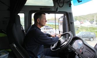 Ole Mikkelsen holder tett kontakt med styrmann Anders Hounisen på bakvogna gjennom tettbebyggelsen i Båtsfjord.