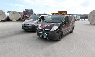 Biler og mannskap fra Jan Nylund & Sønner (JNS) AS er leid inn for å kjøre foran konvoien for å stoppe motgående trafikk de tre timene turen varer.