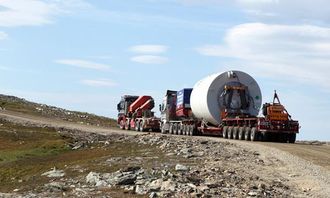 To trekkbiler gir god fremdrift og godt feste opp bakkene mot Raggovidda. Forrerste er en Mercedes-Benz 510 hk 8x8 med to styrende aksler. Denne har standard girkasse og er påmontert en Palfinger 150TM-kran. Bil nummer to er Scania 620 hk 8x4 med to styreaksler. Scania-en har Allison-transmisjon.