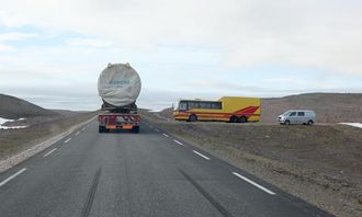 Bussrute og annen trafikk står på vent til spesialtransporten er passert.