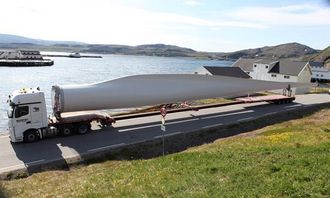 En kort pause ved Kongsfjord i Berlevåg kommune for å slippe forbi biler og strekke på beina.