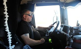 Svenske Gert Danielsson kjører den tyngste transporten. Et maskinhus på 78 tonn gir totalvekten 145 tonn på vogntoget. Danielsson er den eneste av transportørene som er ansatt gjennom Mammoet Norge i Drammen. De andre sjåførene arbeider for Mammoet Wind i Danmark.