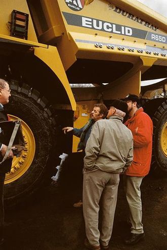 Detaljene på 65-tonneren diskuteres. Fra v. Olav Moi, Martin Schanche, Knut Henni og Roger Stensen.