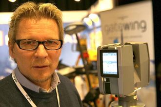 Joh Einar Solhaug viste frem laserskanneren DR400 på Anleggsdagene 2013 på Gardermoen.