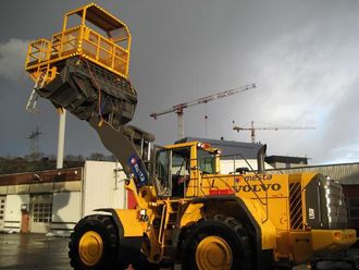 Volvo L350F med M08 arbeidsplattform.