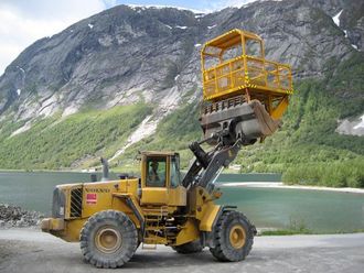 Volvo L150E med M10 arbeidsplattform.