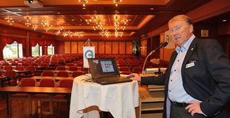 Roald Johannesen i MEF rigget lørdag morgen til konferansesalen der 300 tilhørere skal ta plass.