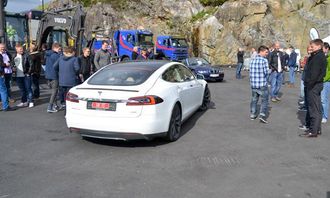 En Tesla el-bil var på messen, og de besøkende kunne prøvekjøre den spreke bilen.